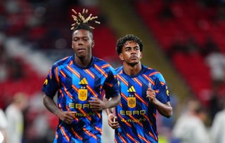 26 September 2026, United Kingdom, London: Spain's Nico Williams (L) and Lamine Yamal warm up ahead of the UEFA Nations League group A3 soccer match between England and Spain at Wembley Stadium. Photo: Bradley Collyer/PA Wire/dpa