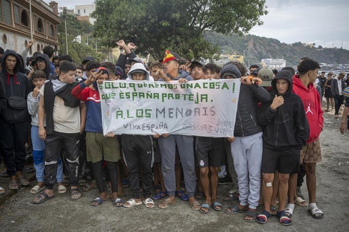 Menores migrantes reclaman protección a España, a 28 de septiembre de 2026, en Ceuta (España). 