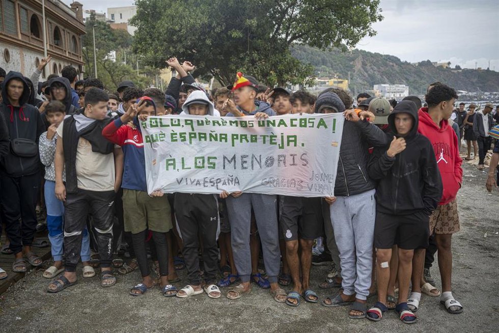 Menores migrantes reclaman protección a España, a 28 de septiembre de 2026, en Ceuta (España). 