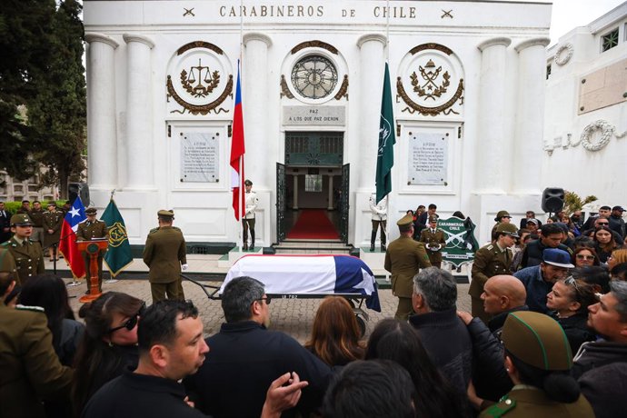 Santiago, 29 de Septiembre del 2026.  Funeral de Cristopher Aguilera, el carabinero asesinado en Lo Espejo, en el Cementerio General.  Luis Quinteros/Aton Chile