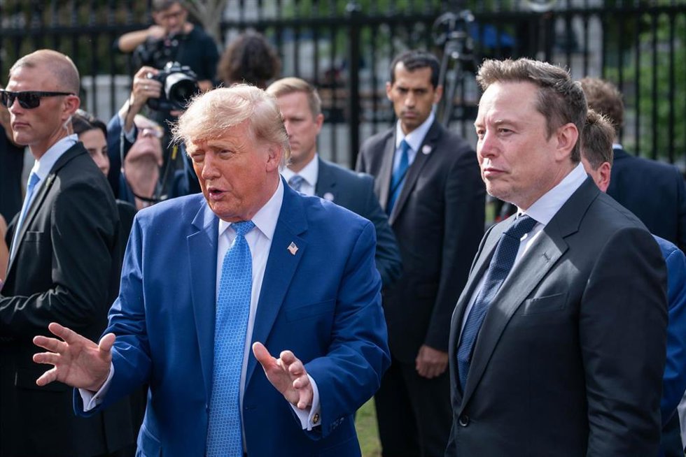 El presidente de Estados Unidos, Donald Trump, habla con los periodistas durante un encuentro con directores ejecutivos del sector tecnológico en la Casa Blanca, tras una reunión centrada en la inteligencia artificial.