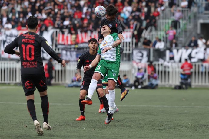 29/09/2026 Futbol, Deportes Puerto Montt vs Colo Colo. Cuartos de Final Copa Chile 2026. Los jugadores disputan el balon durante el partido de ida de la Copa Chile jugado en el estadio Bicentenario Chinquihue en la ciudad de Puerto Montt.  Nicolas