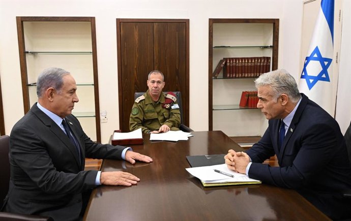 Archivo - Arquivo - O primeiro-ministro israelense, Yair Lapid, ao lado do ex-primeiro-ministro Benjamin Netanyahu