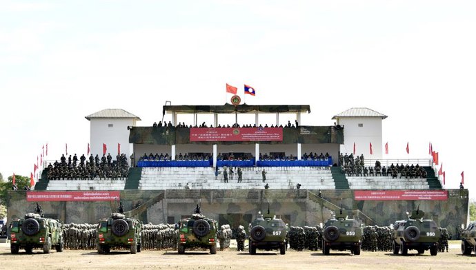 Arquivo - VIENTIANE, 12 de maio de 2023  -- Esta foto, tirada em 11 de maio de 2023, mostra a cerimônia de lançamento do exercício conjunto “China-Laos Friendship Shield-2023” no Laos. A China e o Laos deram início a um exercício militar conjunto na quint