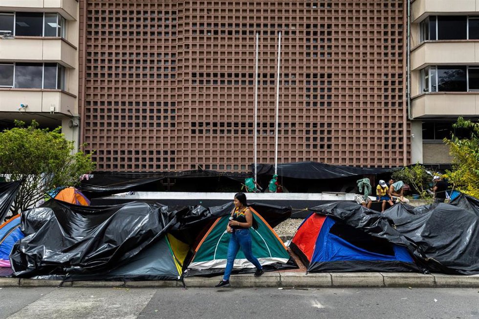 Archivo - Miembros de la comunidad indígena embera, del Chocó —una de las zonas más pobres de Colombia—, afectada por desplazamiento, aislamiento y amenazas de grupos armados, reclaman en Bogotá el acceso a tierras, salud, alimentación y vivienda
