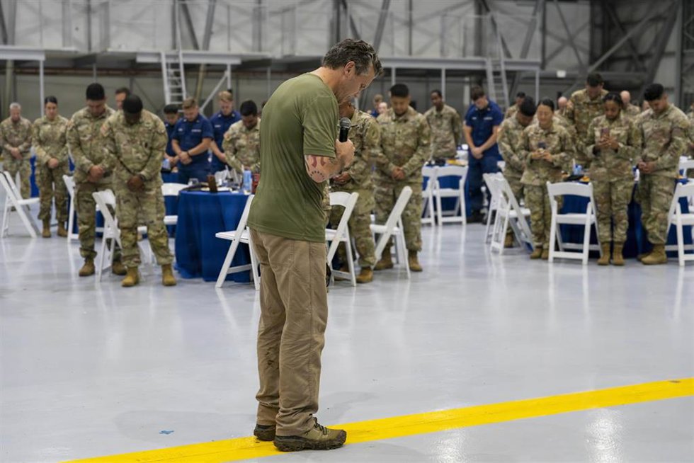 Archivo - El secretario de Defensa de EEUU, Pete Hegseth, dirige una oración antes de cenar con miembros de las fuerzas armadas durante el ejercicio militar multinacional PANAMAX 2026, en Panamá, Panamá. 