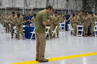 Archivo - August 21, 2026, Panama City, Panama: U.S. Defense Secretary Pete Hegseth, leads a prayer before joining service members for dinner with during the PANAMAX 2026 multi-national military exercise, August 12, 2026 in Panama City, Panama.