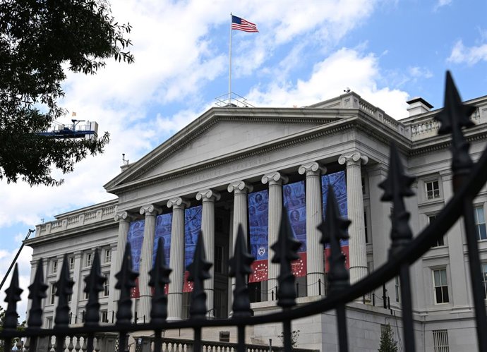 Archivo - WASHINGTON, Aug. 24, 2026  -- This photo taken on Aug. 24, 2026 shows the U.S. Department of the Treasury in Washington, D.C., the United States. U.S. Treasury Secretary Scott Bessent on Monday threatened Iran with "an economic D-Day," announcin
