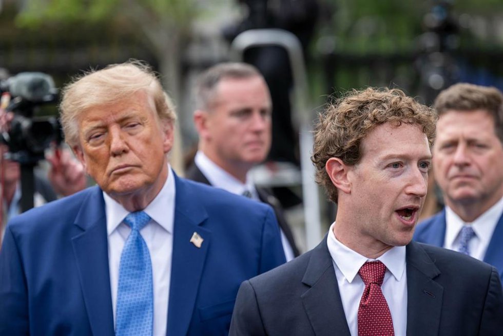 El director ejecutivo de Meta, Mark Zuckerberg, junto al presidente de Estados Unidos, Donald Trump, durante una reunión con altos cargos del sector tecnológico en la Casa Blanca.