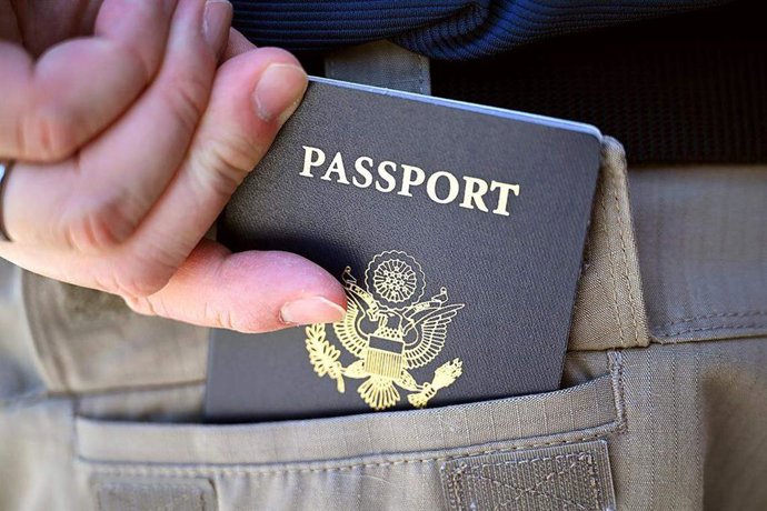 Archivo - August 4, 2025: Some Californians are carrying their U.S. passports to avoid ICE profiling and reduce fear of deportation. Photographed Thursday, July 31, 2025, in downtown Fresno, California.