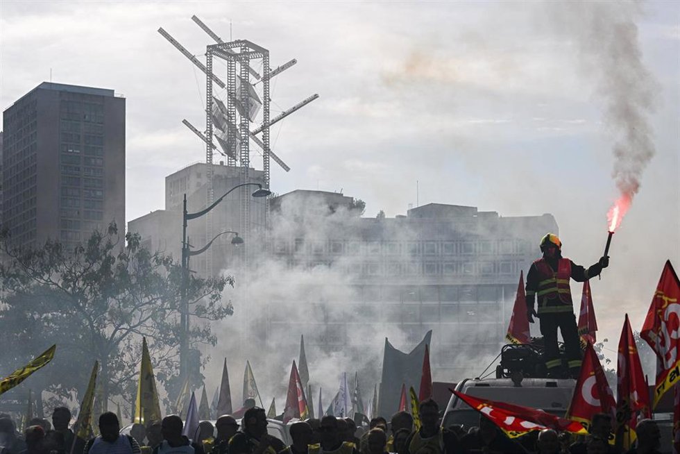 Bomberos se manifiestan en París en la huelga del sector público convocada en Francia