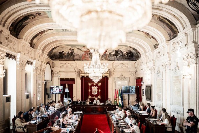 Archivo - Imagen de archivo de un pleno del Ayuntamiento de Málaga.