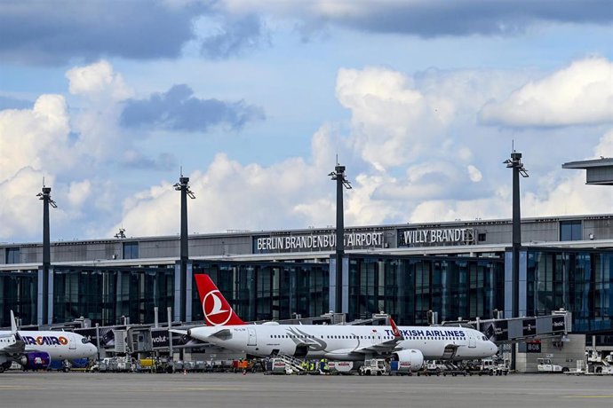 Archivo - Un avión de Turkish Airlines estacionado en el aeropuerto de Berlín-Brandeburgo