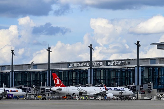 FILED - 01 September 2026, Brandenburg, Schoenefeld: FILE PHOTO - A Turkish Airlines plane is parked at BER, the capital's airport. Photo: Jens Kalaene/dpa