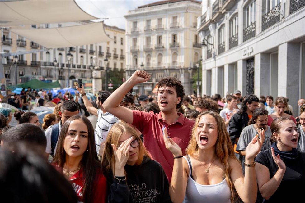 Decenas de personas protestan durante la acampada por el ‘Decreto Maricarmen’ en la Puerta del Sol, a 29 de septiembre de 2026, en Madrid (España). 