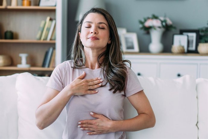 Archivo - Mujer haciendo ejercicios de respiración.