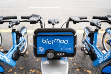 Archivo - Bicicletas de BiciMAD, a 1 de diciembre de 2023, en Madrid (España). Madrid pretende cambiar el sistema público de bicicleta eléctrica de la ciudad mediante la transformación radical de BiciMAD, que va a realizar un cambio total de sus bicicleta