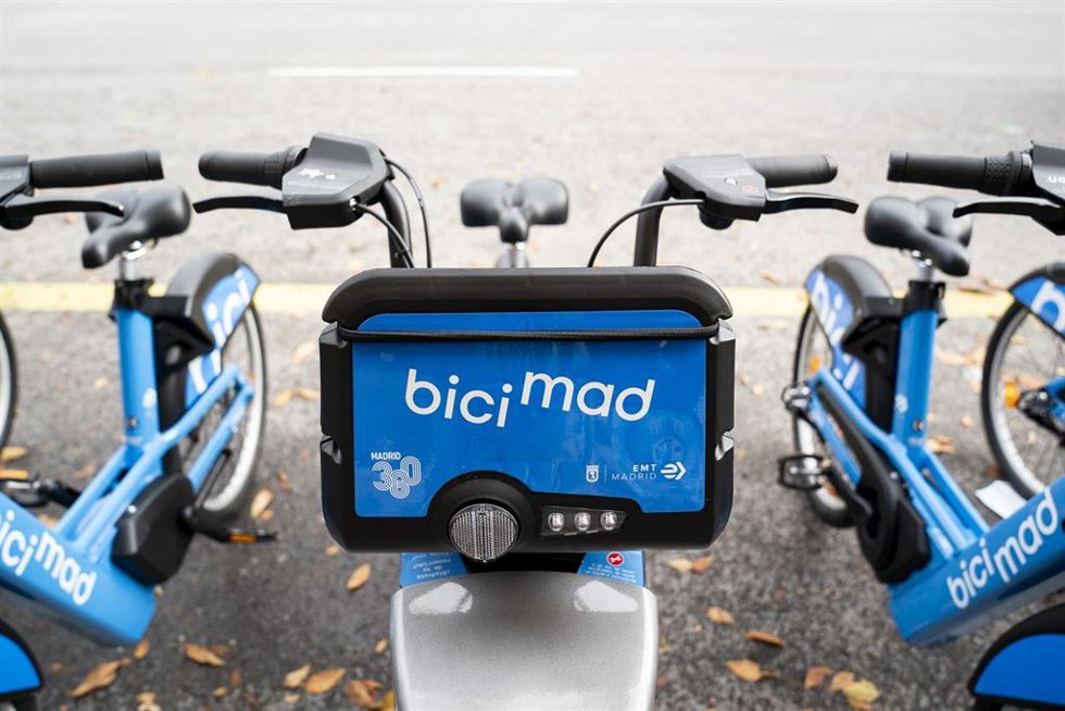Archivo - Bicicletas de BiciMAD, a 1 de diciembre de 2023, en Madrid (España). Madrid pretende cambiar el sistema público de bicicleta eléctrica de la ciudad mediante la transformación radical de BiciMAD, que va a realizar un cambio total de sus bicicleta