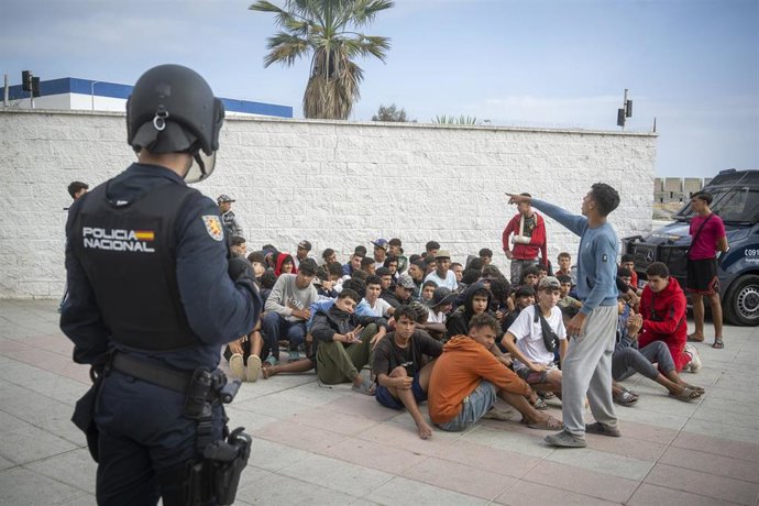 La Policía desaloja a los migrantes de playa Benítez, en Ceuta
