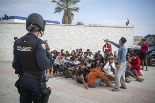 La Policía desaloja a los migrantes de playa Benítez, a 29 de septiembre de 2026, en Ceuta (España). Decenas de migrantes marroquíes que permanecían en los asentamientos de la playa de Benítez en Ceuta han decidido regresar voluntariamente a Marruecos, tr