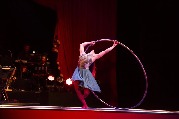 Archivo - Imagen de un circense duranta las galas de invierno del Circo Atayde en 2025