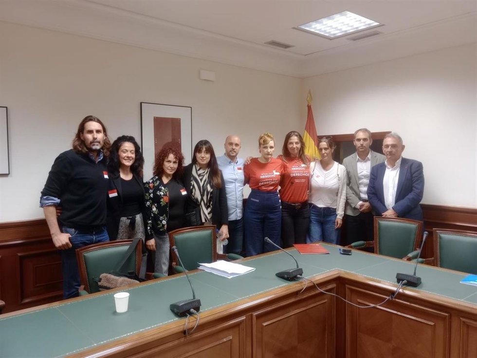 Afectados de Hermanos Calderón trasladan a IU en el Congreso una propuesta legislativa para frenar la especulación