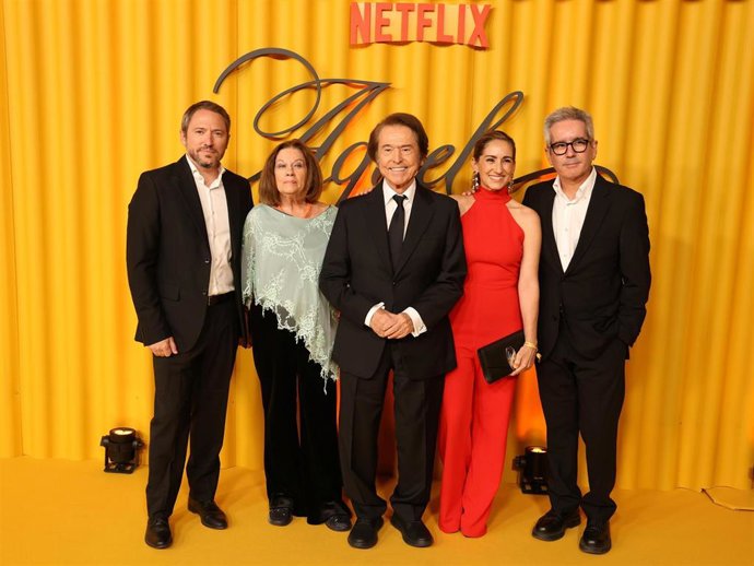 Raphael, su mujer Natalia Figueroa, y sus tres hijos, Manuel, Alejandra y Jacobo Martos, posando en el estreno de 'Aquel'