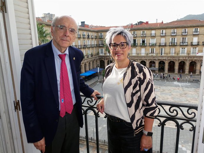 Andres Urrutia euskaltzainburua eta Lurdes Etxezarreta AEKren ordezkaria