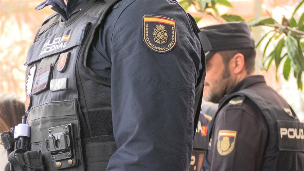 Archivo - Sucesos.- Detenidos en Valladolid dos varones que robaron en tres bares y perdieron parte del botín en su huida 