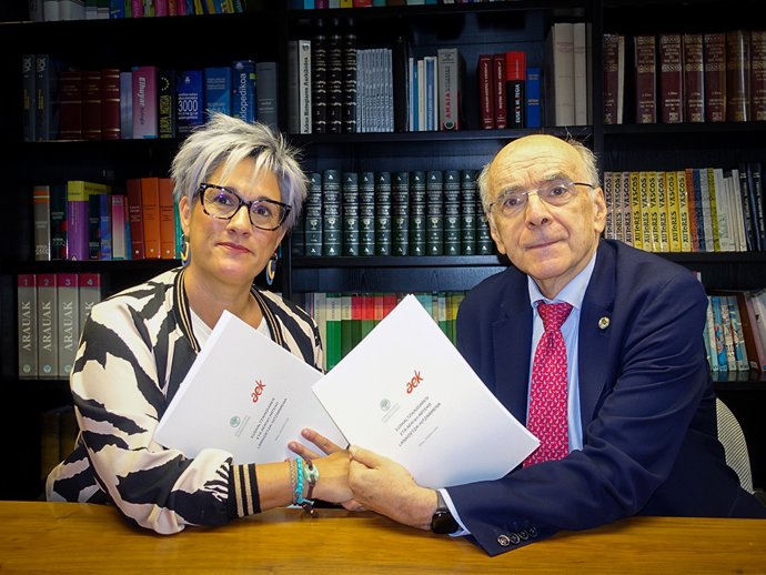 Lurdes Etxezarreta y Andrés Urrutia firman el convenio de colaboración entre AEK y Euskaltzaindia.
