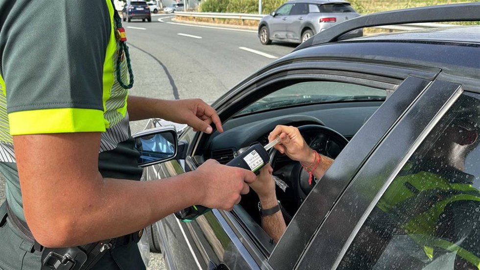 Archivo - La Guardia Civil investiga dos veces en una misma tarde en la N-232 a un conductor por delitos de alcoholemia