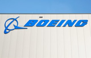 Archivo - FILED - 26 October 2022, Schleswig-Holstein, Henstedt-Ulzburg: FILE PHOTO - Boeing logo is pictured on a hall of the US aircraft manufacturer Boeing distribution center in Schleswig-Holstein. Photo: Georg Wendt/dpa