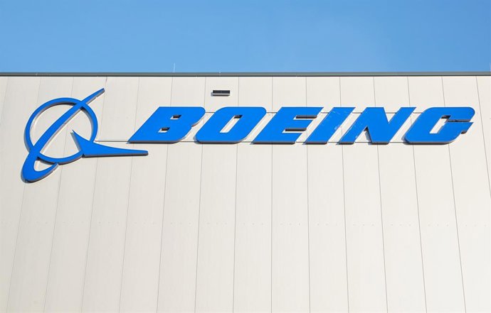 Archivo - FILED - 26 October 2022, Schleswig-Holstein, Henstedt-Ulzburg: FILE PHOTO - Boeing logo is pictured on a hall of the US aircraft manufacturer Boeing distribution center in Schleswig-Holstein. Photo: Georg Wendt/dpa