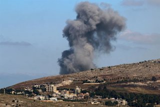 Archivo - June 19, 2026, Nabatieh Al-Fawqa, Nabatieh Al-Fawqa, Lebanon: Smoke billows from an Israeli air strike in the southern Lebanese village of Nabatieh al-Fawqa. Israeli heavy air strikes that left 47 people killed, the country's health ministry has
