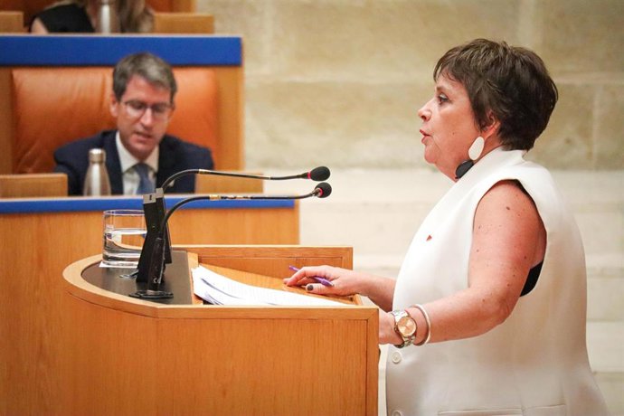 Archivo - La diputada de IU, Henar Moreno, interviniendo ante el presidente del Gobierno riojano, Gonzalo Capellán