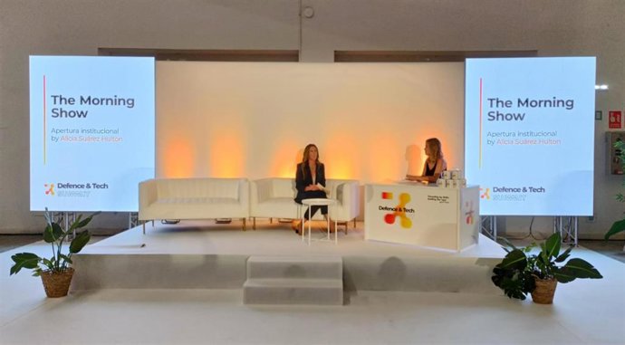 La vicealcaldesa gijonesa y concejala de Economía, Empleo, Turismo e Innovación, Ángela Pumariega (izda), durante la apertura del Defence & Tech Summit Gijón, en LABoral Centro de Arte y Creación Industrial (Gijón).