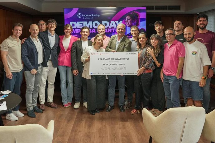 Foto de familia del el Demo Day de la Fase I “Crea y Crece” de Impulsa Startup.