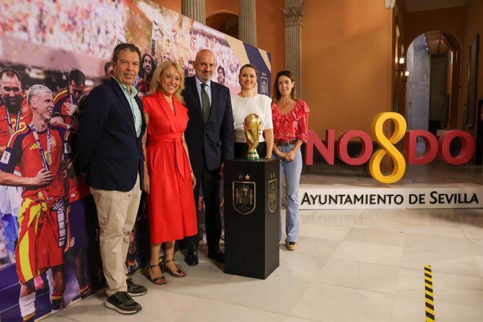 El director del IMD, Ricardo Villena; la delegada de Deportes, María Tena; el presidente del Pleno, Manuel Alés; la diputada andaluza Minerva Salas y la edil de Educación, Blanca Gastalver