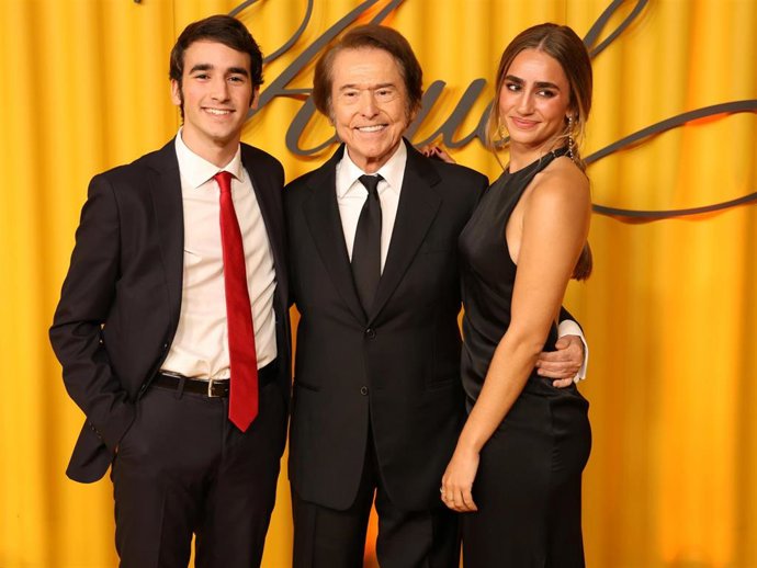 Raphael y sus nietos Carlos y Manuela Arenzana posando en la première de su biopic 'Aquel'