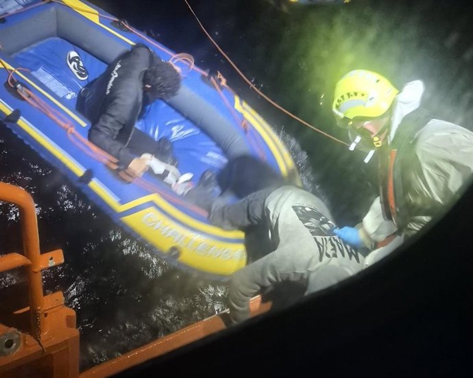 Lancha neumática con migrantes localizada en aguas de Tarifa.