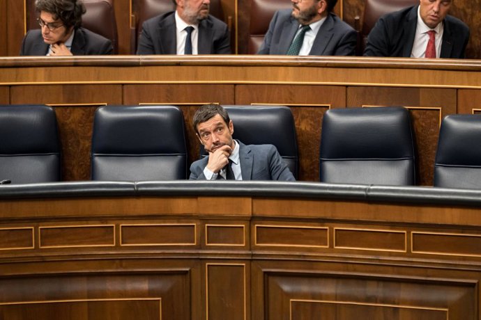 El ministro de Derechos Sociales, Consumo y Agenda 2030, Pablo Bustinduy, durante una sesión de control al Gobierno, en el Congreso de los Diputados, a 16 de septiembre de 2026, en Madrid (España). La crisis migratoria que vive Ceuta desde el pasado mes d