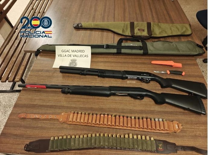 Escopetas, cartuchos y un arma blanca incautada a un conductor en la M-40 tras una persecución con la Policía Nacional
