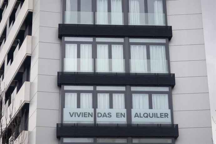 Archivo - Anuncio de viviendas en alquiler (imagen de archivo)