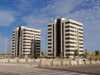 El Gobierno prohíbe a los 'fondos buitre' comprar viviendas por debajo del 70% de su valor hasta 2028