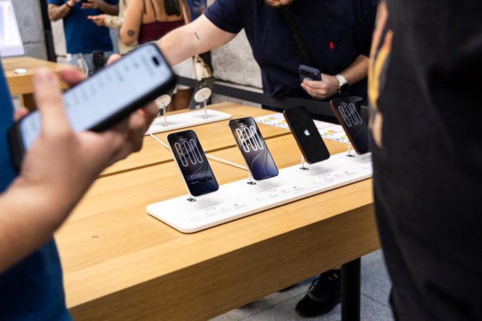 Varias personas ven los nuevo modelos de iPhone en la tienda de Apple de la Puerta del Sol, a 18 de septiembre de 2026, en Madrid (España). Apple saca hoy al público la nueva gama de ‘smartphones’ iPhone 18, Apple Watch Series 12, Apple Watch Ultra 4 y lo