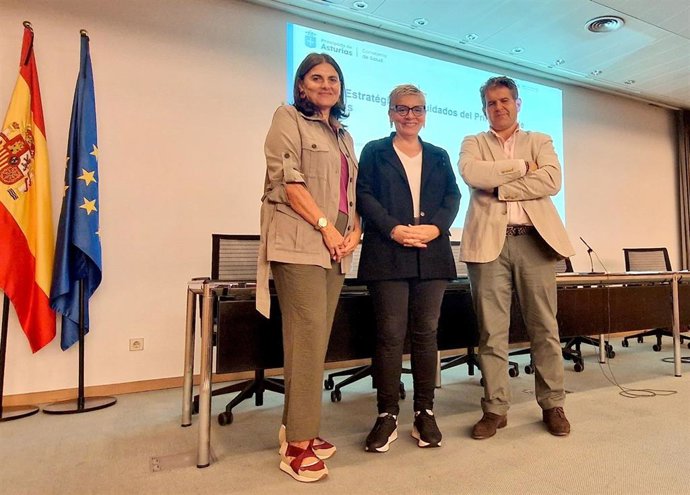 La consejera de Salud, Concepción Saavedra: la directora general de Cuidados y Coordinación Sociosanitaria, Rocío Allande, y el subdirector de Cuidados y Coordinación Sociosanitaria del Sespa, Maximino Muñiz.