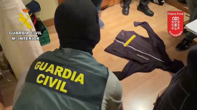 Registro de la Guardia Civil y la Policía Foral en el marco de la operación policial por la agresión a un grupo de militare que seguían la final del Mundial de fútbol en Berriozar.