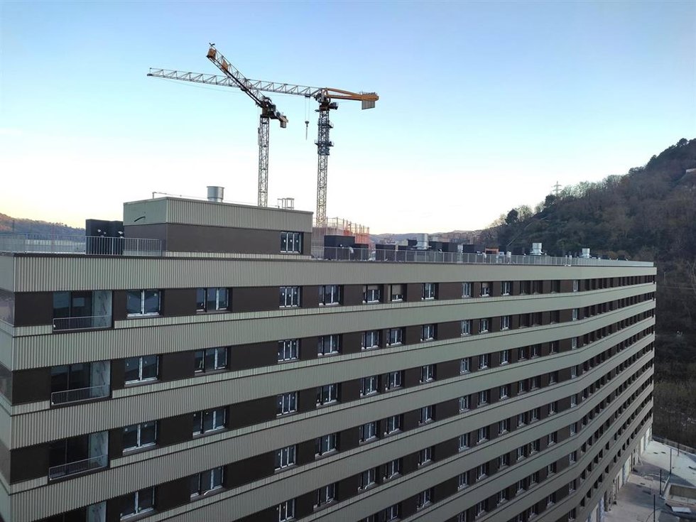 Archivo - Viviendas nuevas en construcción en Bilbao.