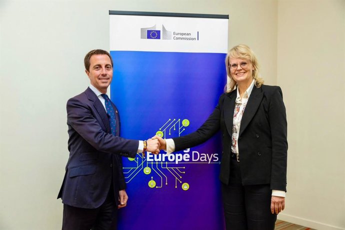 El presidente del Consell de Mallorca, Llorenç Galmés, con la directora de Turismo de la Dirección General de Movilidad de la Comisión Europea, Mona Björklund.