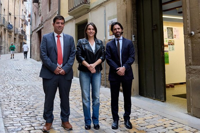 La vicepresidenta tercera y consejera de Vivienda, Juventud y Politicas Migratorias, Begoña Alfaro, presenta, junto con la Fundación Acogida Vital, la incorporación de nuevas viviendas al sistema público de alquiler en la Ribera.